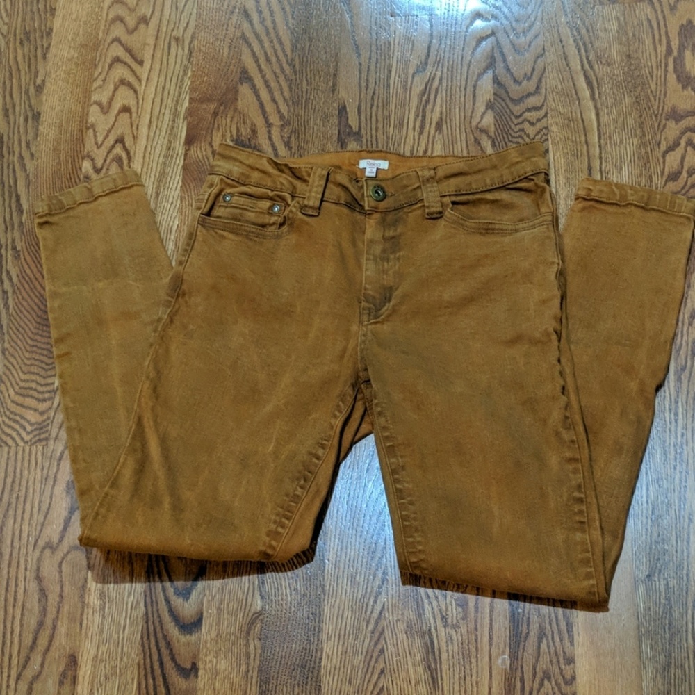 Caramelized stretchy jeans.